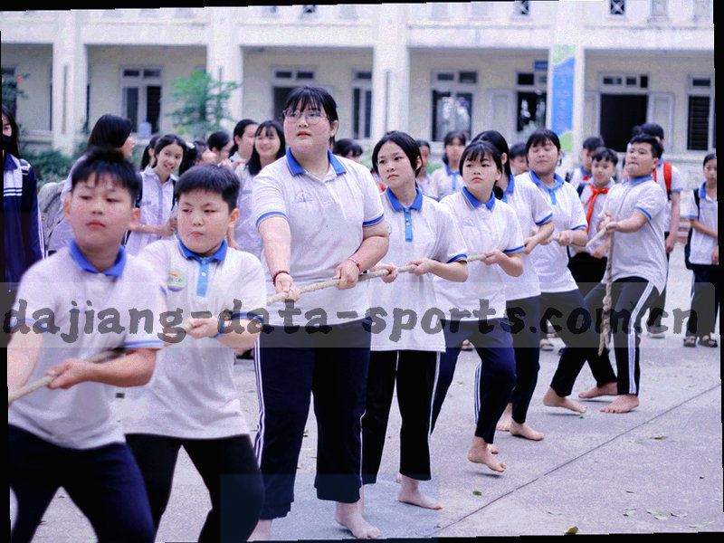 多张队标卡片排列，其中一张带收藏红色标记